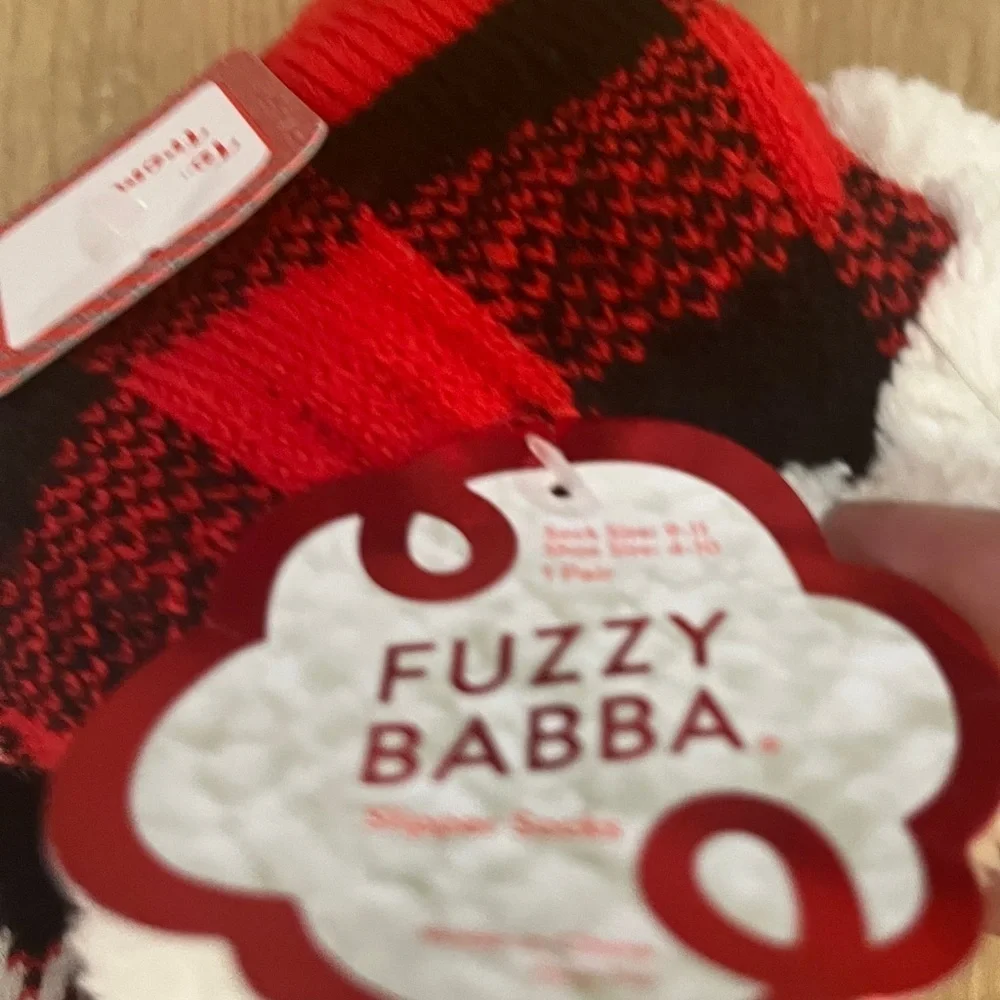 Set of 2 Cozy Christmas Slipper Socks – Fuzzy Babba & Legale – Size 4–10